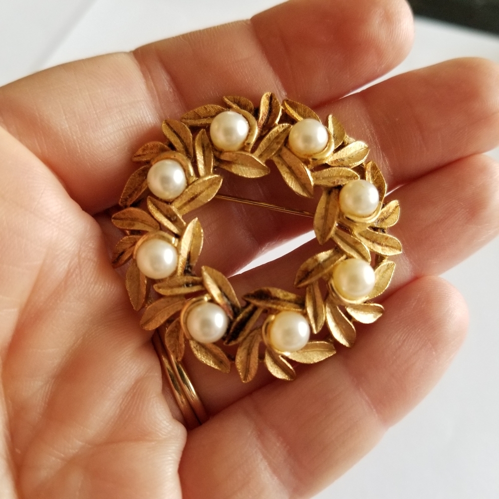 Vintage wreath brooch pin gold tone white faux pearls by Avon - Picture 4 of 9